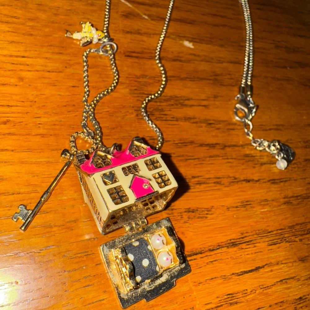 Betsey Johnson Long Pendant House Necklace Hinged to Reveal *VINTAGE, RARE FIND* - Picture 13 of 16